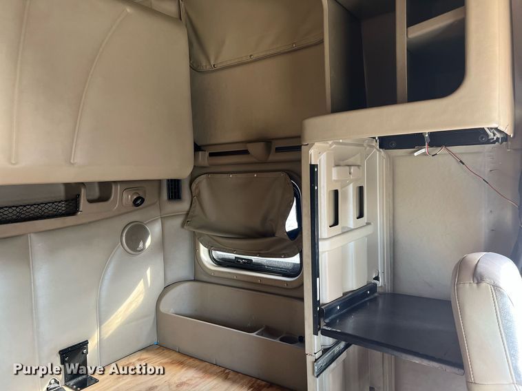 image for item HF9992 2016 Peterbilt  587 semi truck