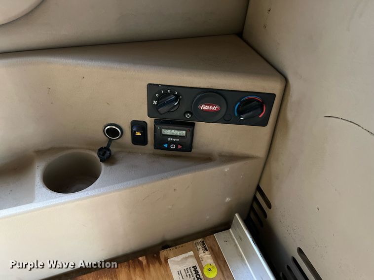 image for item HF9992 2016 Peterbilt  587 semi truck