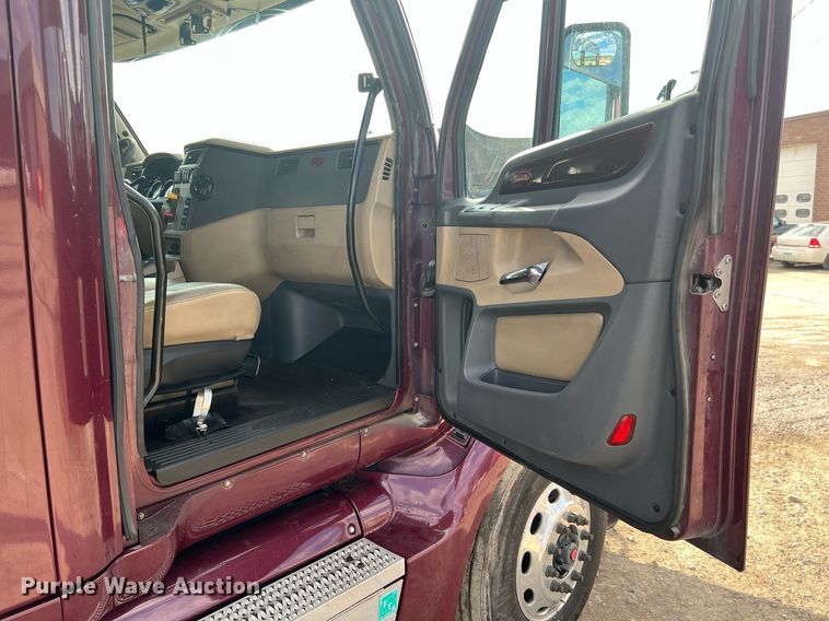 image for item HF9992 2016 Peterbilt  587 semi truck