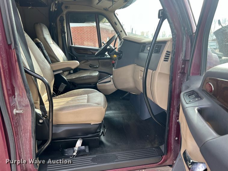 image for item HF9992 2016 Peterbilt  587 semi truck