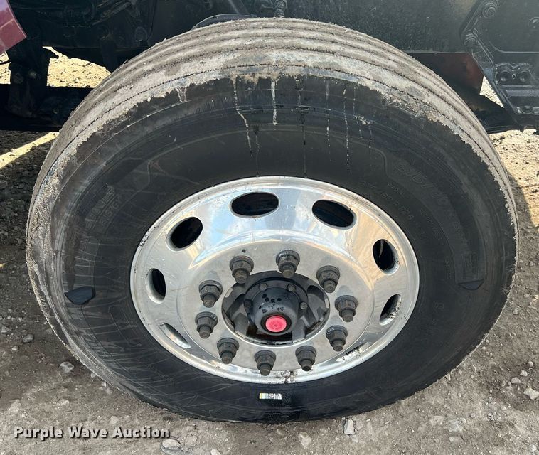 image for item HF9992 2016 Peterbilt  587 semi truck