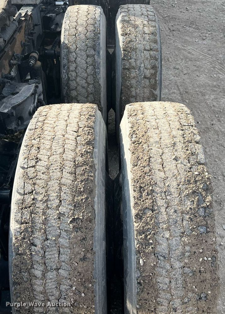 image for item HF9992 2016 Peterbilt  587 semi truck