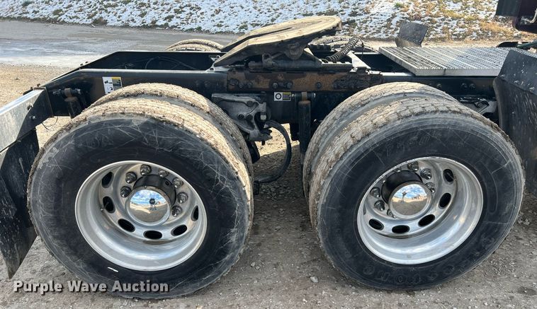 image for item HF9992 2016 Peterbilt  587 semi truck