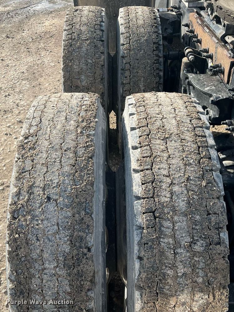 image for item HF9992 2016 Peterbilt  587 semi truck