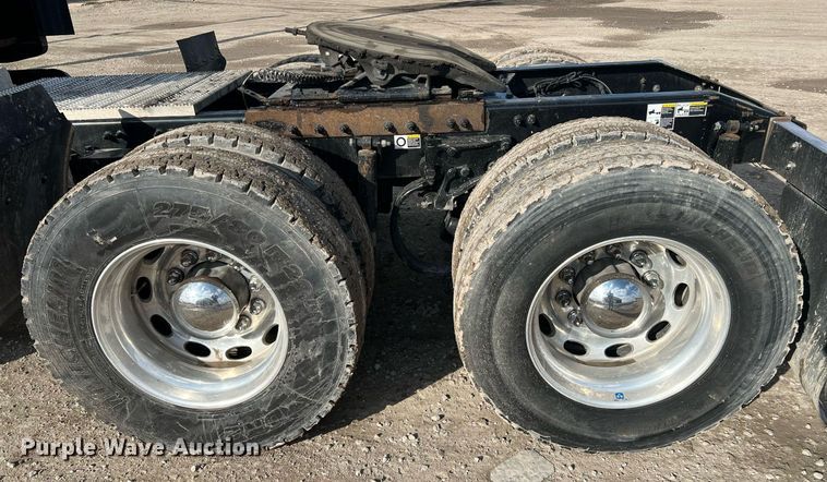 image for item HF9992 2016 Peterbilt  587 semi truck