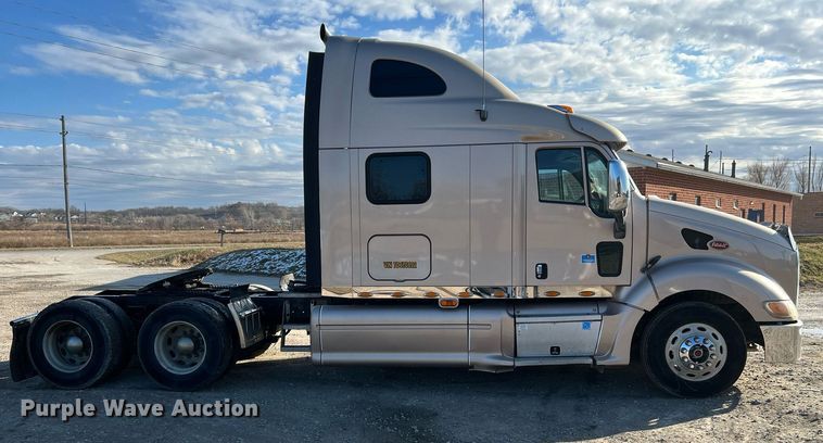 image for item HF9993 2007 Peterbilt 387  semi truck
