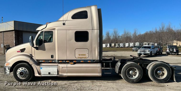 image for item HF9993 2007 Peterbilt 387  semi truck