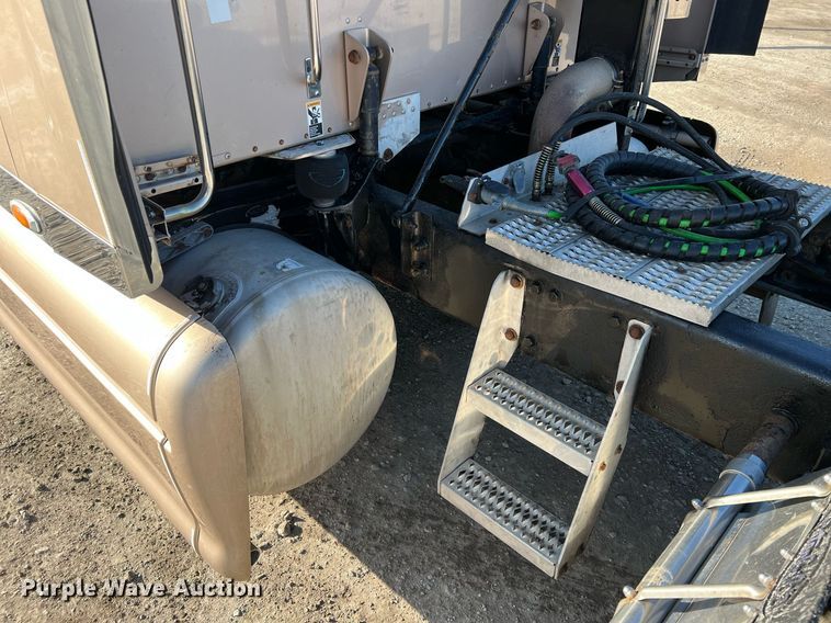 image for item HF9993 2007 Peterbilt 387  semi truck