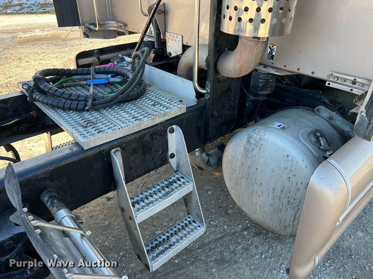 image for item HF9993 2007 Peterbilt 387  semi truck