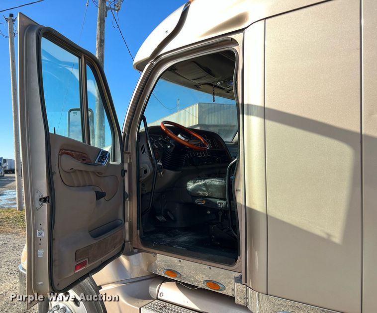 image for item HF9993 2007 Peterbilt 387  semi truck