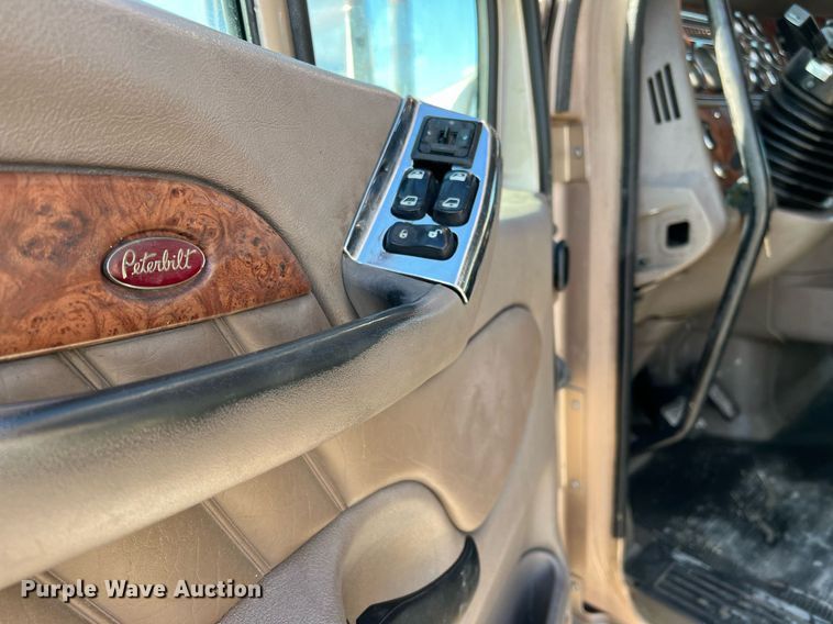 image for item HF9993 2007 Peterbilt 387  semi truck