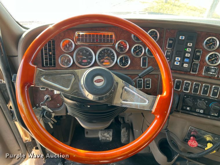 image for item HF9993 2007 Peterbilt 387  semi truck