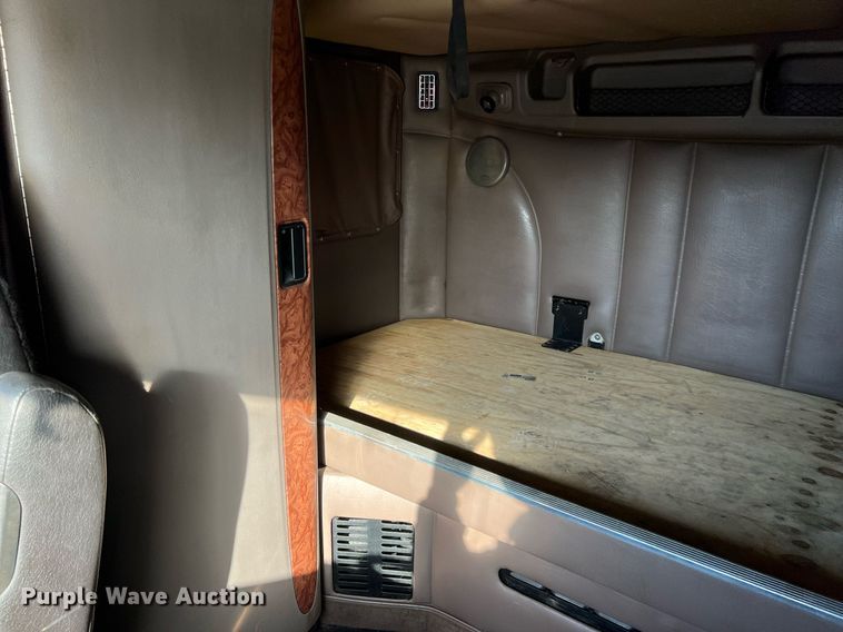 image for item HF9993 2007 Peterbilt 387  semi truck