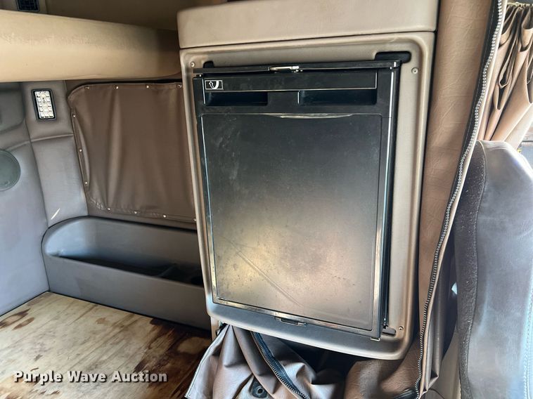 image for item HF9993 2007 Peterbilt 387  semi truck