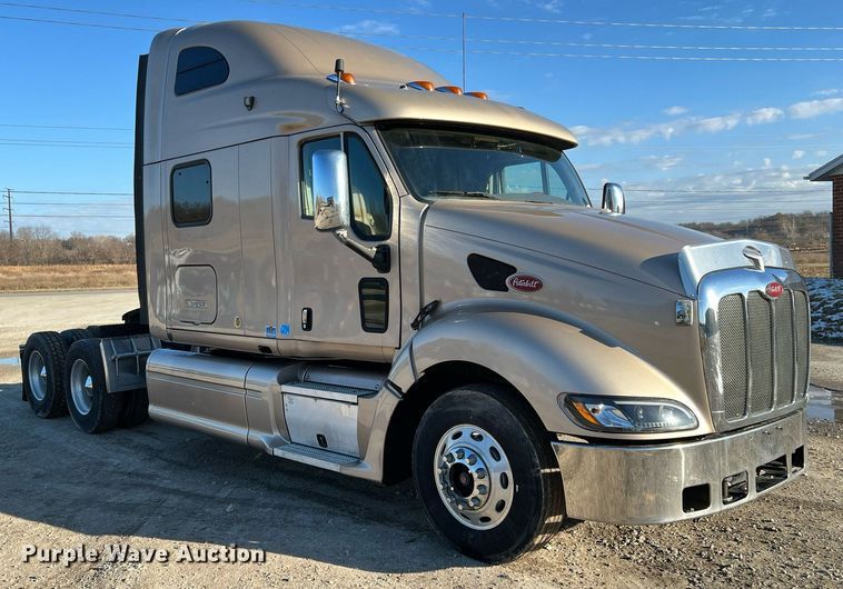 image for item HF9994 2007 Peterbilt 387 semi truck