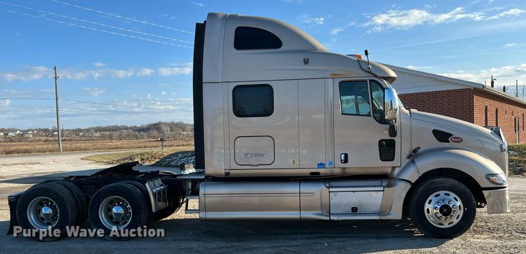 image for item HF9994 2007 Peterbilt 387 semi truck