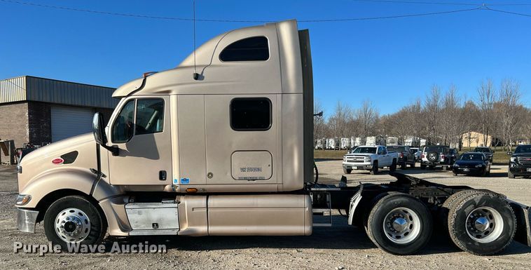 image for item HF9994 2007 Peterbilt 387 semi truck