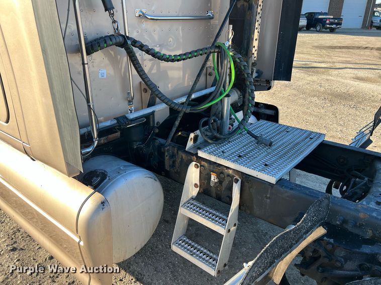 image for item HF9994 2007 Peterbilt 387 semi truck