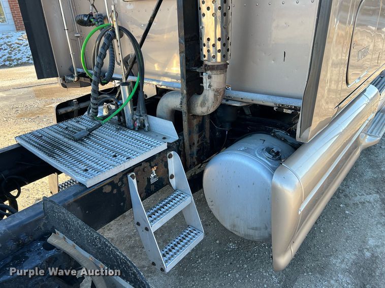 image for item HF9994 2007 Peterbilt 387 semi truck