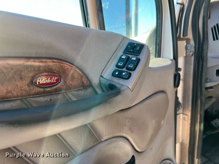 image for item HF9994 2007 Peterbilt 387 semi truck