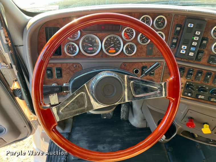 image for item HF9994 2007 Peterbilt 387 semi truck