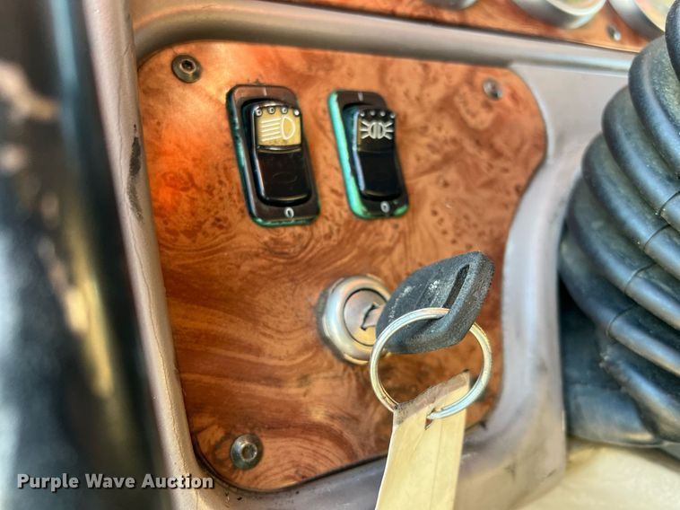 image for item HF9994 2007 Peterbilt 387 semi truck