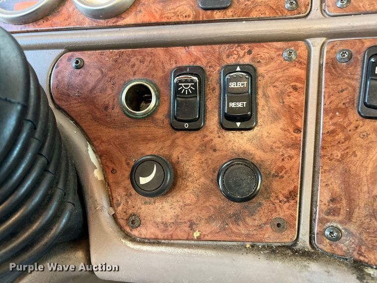 image for item HF9994 2007 Peterbilt 387 semi truck