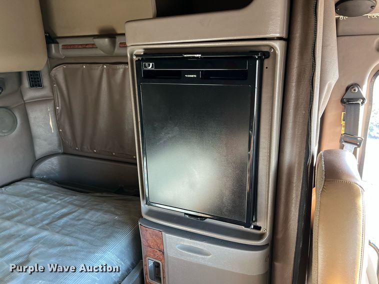 image for item HF9994 2007 Peterbilt 387 semi truck