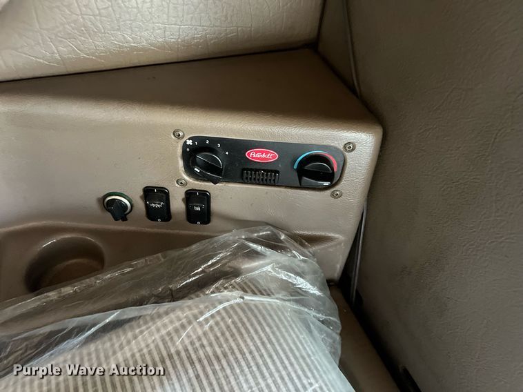 image for item HF9994 2007 Peterbilt 387 semi truck