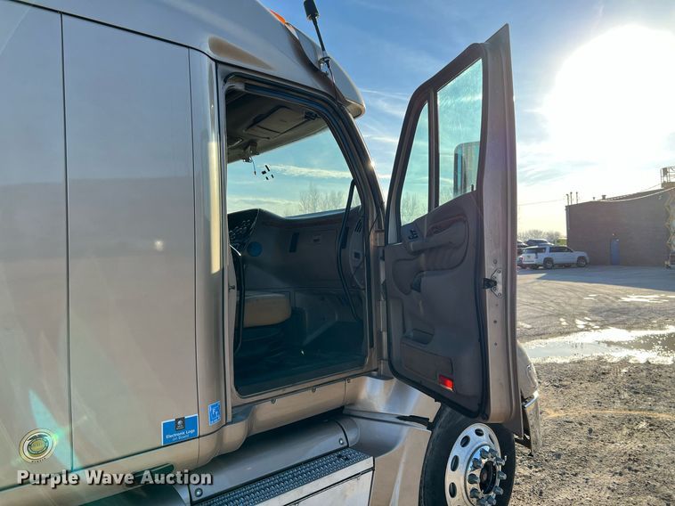 image for item HF9994 2007 Peterbilt 387 semi truck