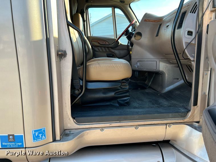 image for item HF9994 2007 Peterbilt 387 semi truck