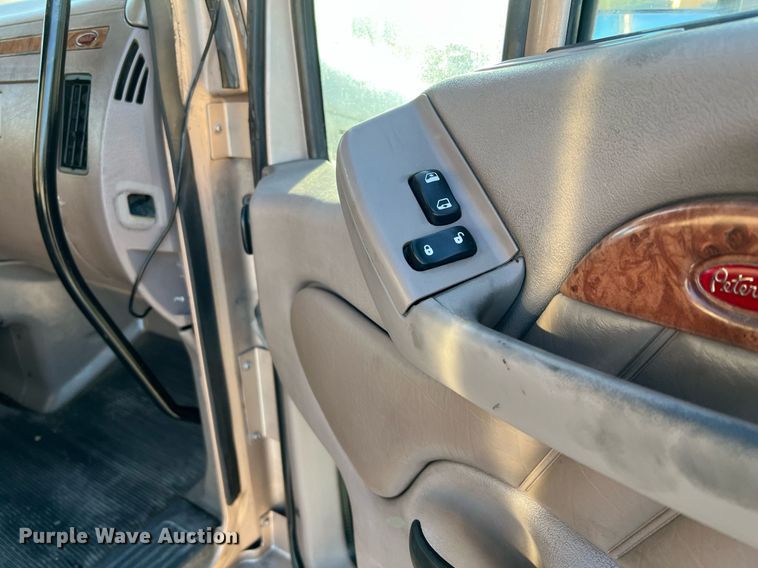 image for item HF9994 2007 Peterbilt 387 semi truck