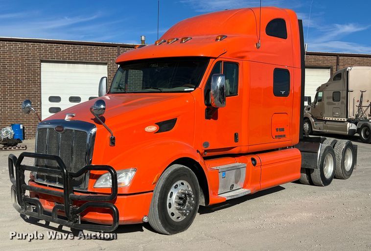 image for item HF9995 2015 Peterbilt 587 semi truck