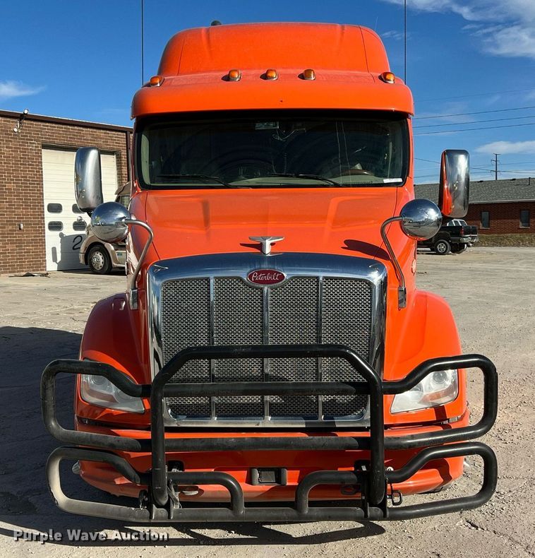 image for item HF9995 2015 Peterbilt 587 semi truck