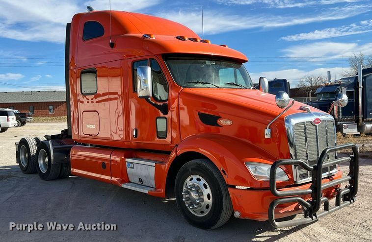 image for item HF9995 2015 Peterbilt 587 semi truck