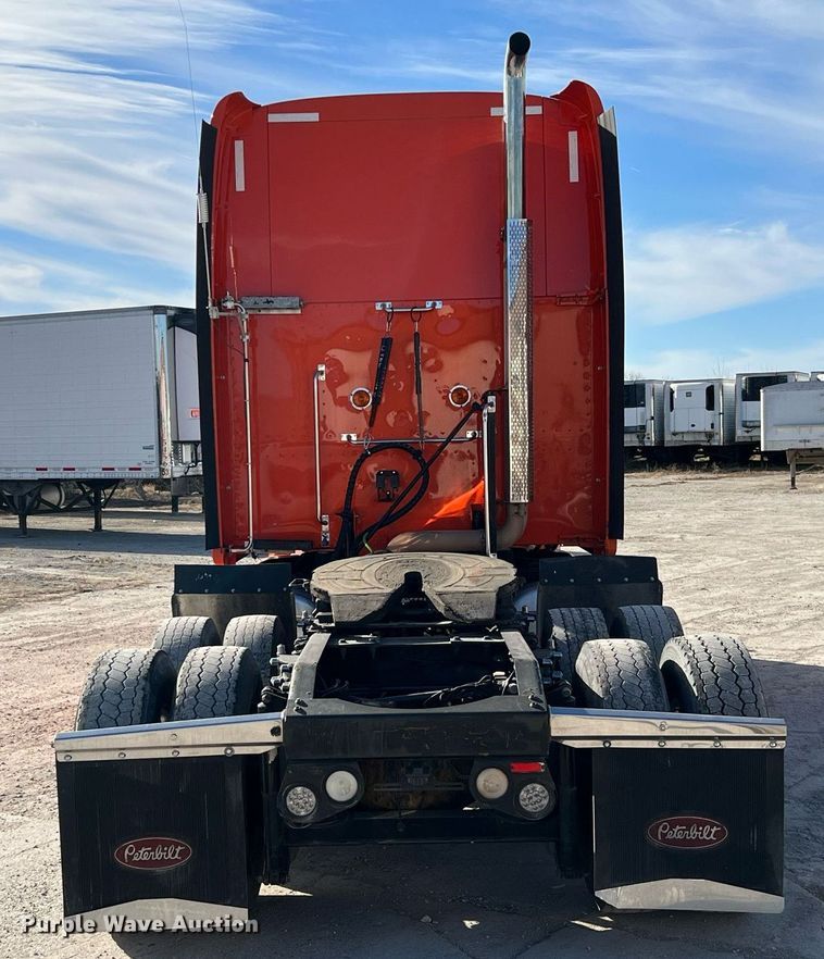 image for item HF9995 2015 Peterbilt 587 semi truck