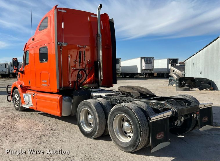 image for item HF9995 2015 Peterbilt 587 semi truck