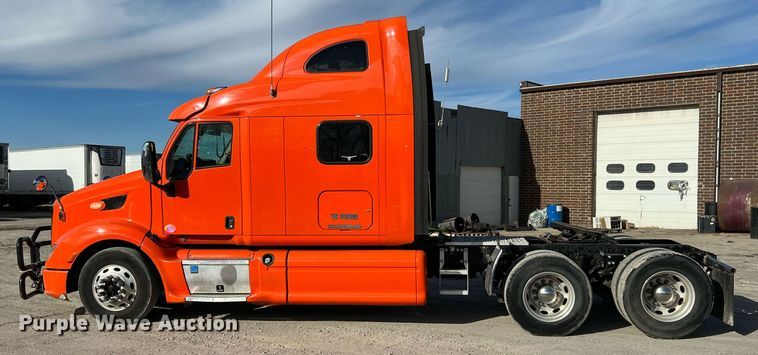 image for item HF9995 2015 Peterbilt 587 semi truck
