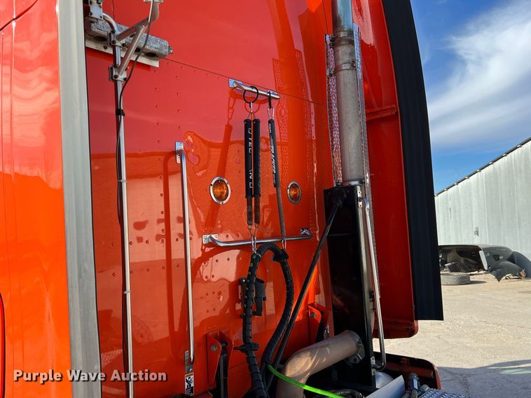 image for item HF9995 2015 Peterbilt 587 semi truck