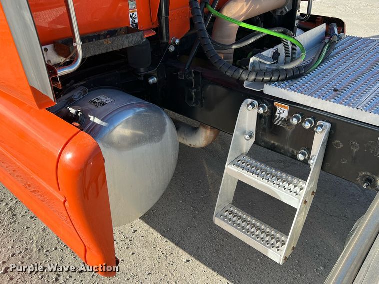 image for item HF9995 2015 Peterbilt 587 semi truck