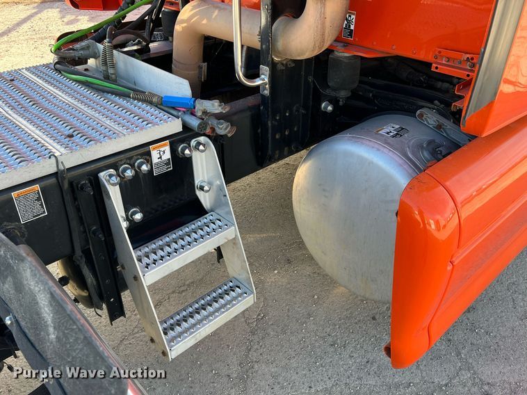 image for item HF9995 2015 Peterbilt 587 semi truck