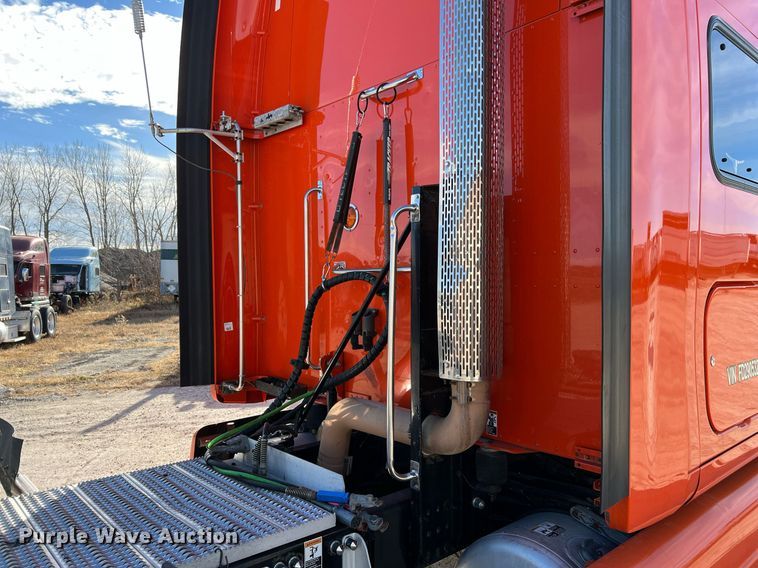 image for item HF9995 2015 Peterbilt 587 semi truck