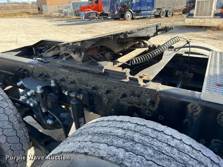 image for item HF9995 2015 Peterbilt 587 semi truck