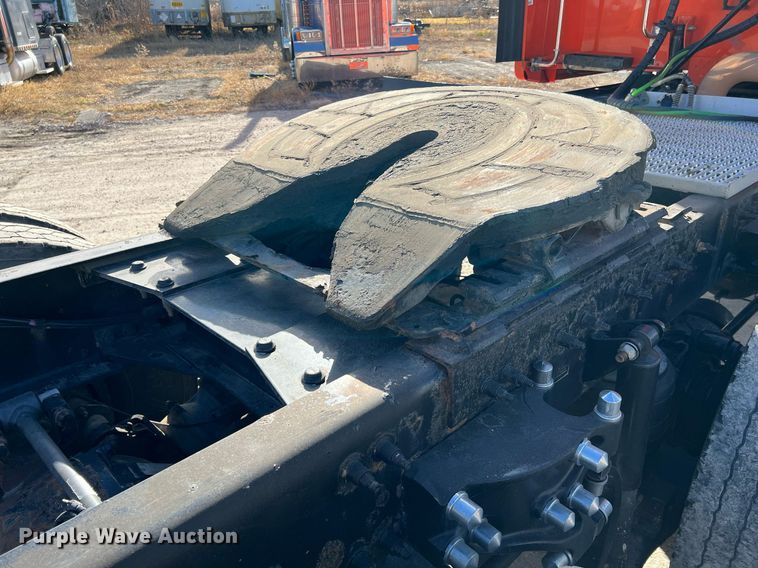 image for item HF9995 2015 Peterbilt 587 semi truck