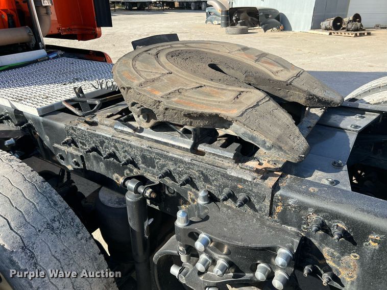 image for item HF9995 2015 Peterbilt 587 semi truck