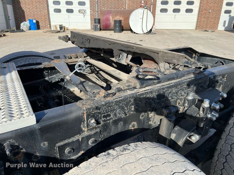 image for item HF9995 2015 Peterbilt 587 semi truck