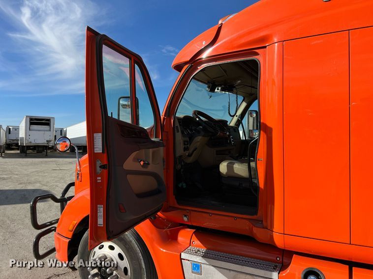 image for item HF9995 2015 Peterbilt 587 semi truck