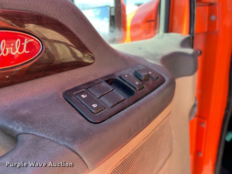 image for item HF9995 2015 Peterbilt 587 semi truck