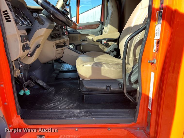 image for item HF9995 2015 Peterbilt 587 semi truck