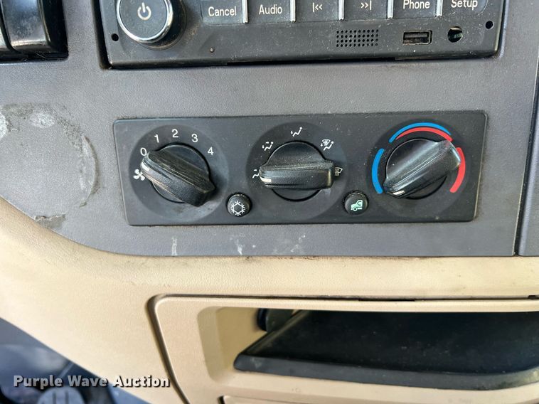 image for item HF9995 2015 Peterbilt 587 semi truck